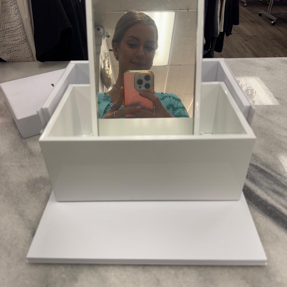 Dior Jewelry/Vanity Box with Gold Logo - Picture 6 of 9